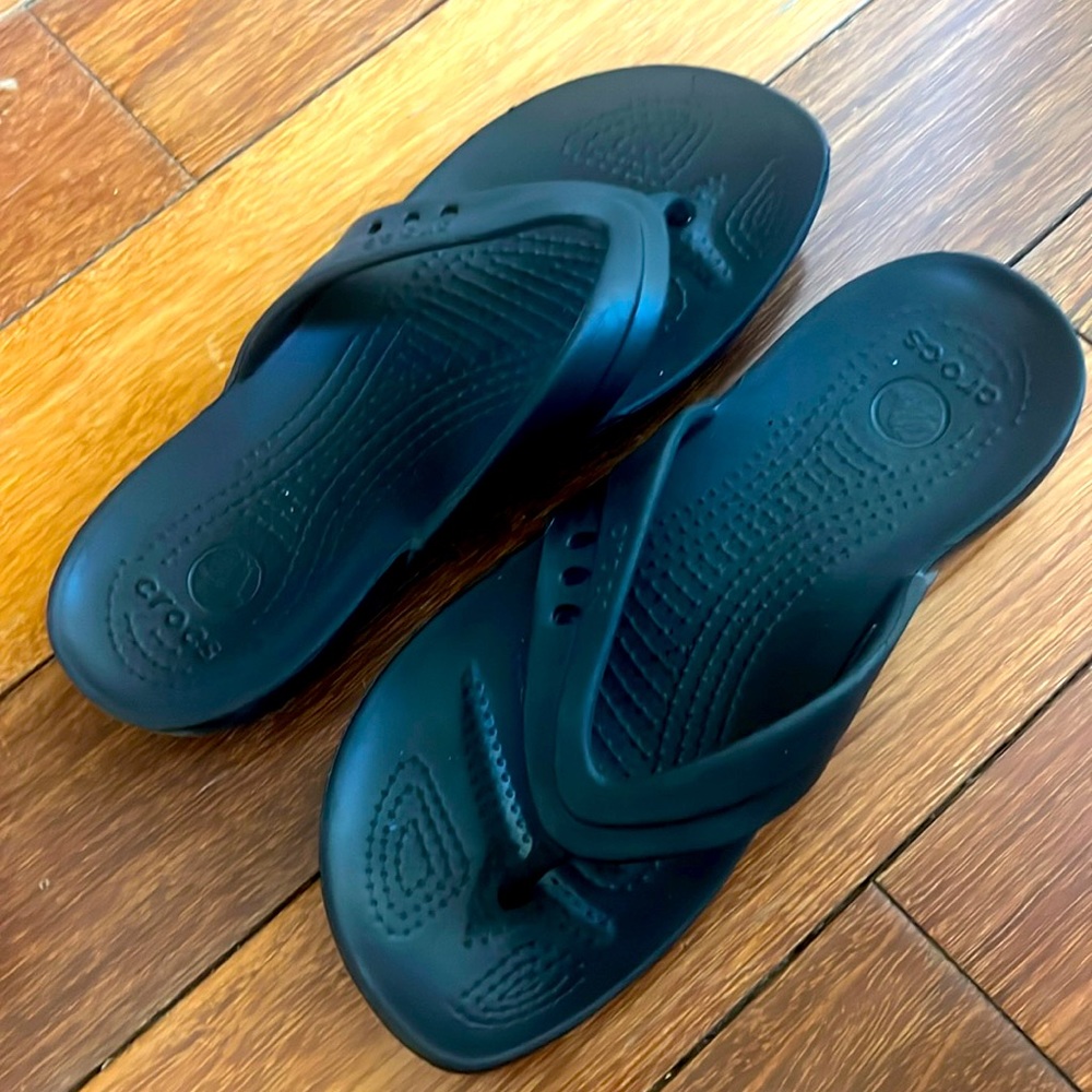 CROCS Women’s Flip Flops in Classic Black Size 7 Women